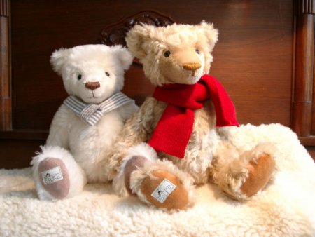 Kösener-Teddy Mattes beige mit rotem Schal (im Bild rechts)